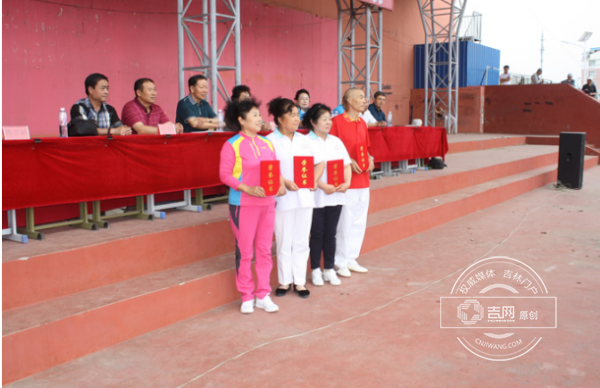 通榆县举行第四届中老年健身球展演
