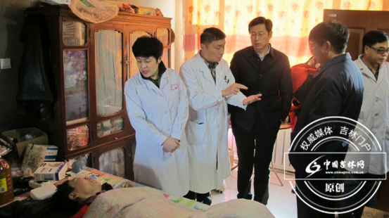 吉林省委医卫委员会的专家为贫困户进行健康义诊服务