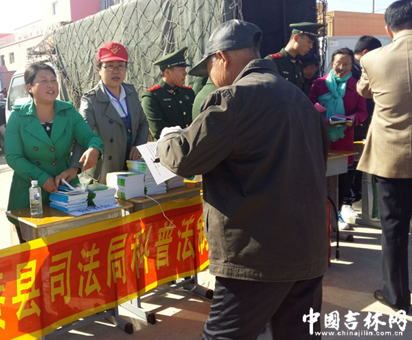 发放普法宣传资料 发放普法宣传资料