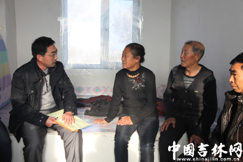 统战部驻村工作队在海坨乡榆树村张引峰家走访