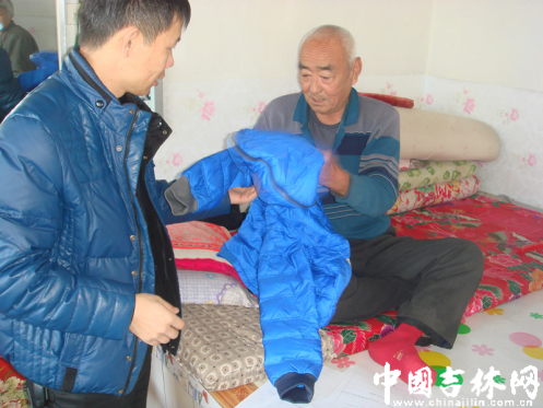 市场监管局驻村工作队为贫困群众捐赠爱心衣物